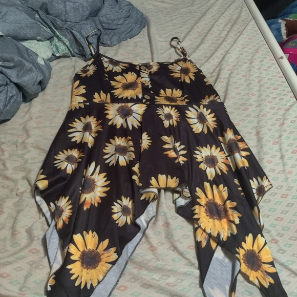 3/25 Adorable sunflower top - Picture 2 of 4